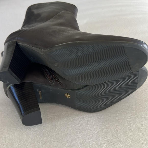 Dark brown leather Bloomingdales Kristiana boots w 3” heel - Picture 4 of 9